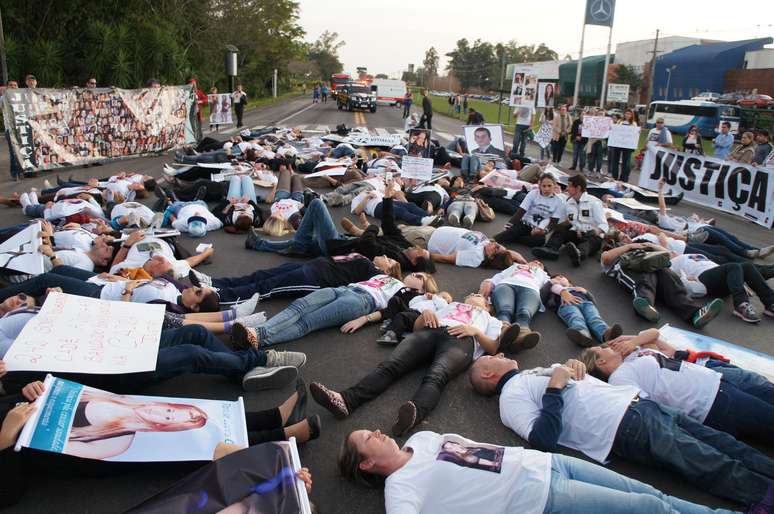 <p>Ao ocupar todas as pistas, os manifestantes se deitaram no chão, como se representassem os corpos das vítimas da tragédia</p>