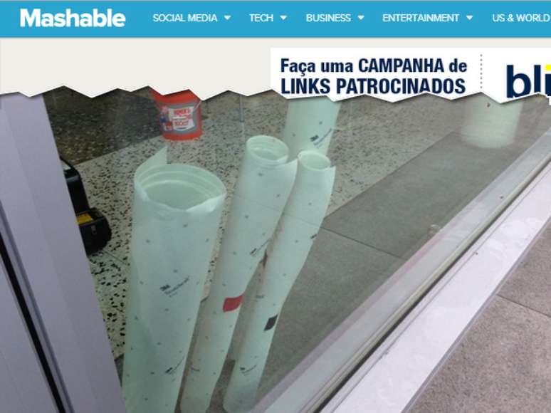 No chão do lobby, cartazes enrolados aguardam continuação dos trabalhos de preparação do lugar para o evento, que inicia em 10 de junho neste ano