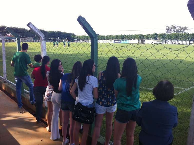 Grupo acompanhou chegada dos jogadores por campo anexo e conseguiu tirar fotos 