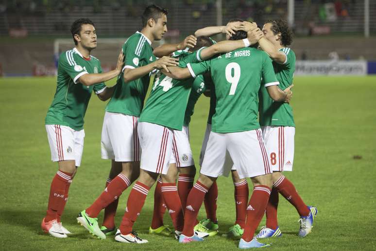 Jogadores do México comemoram vitória sobre a Jamaica