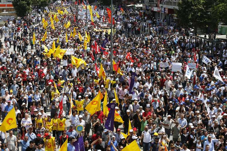 Atendendo à convocação, multidão toma as ruas de Ancara nesta quarta