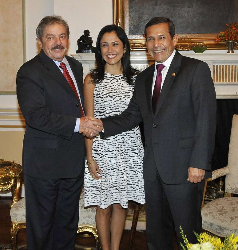 Ao lado da primeira-dama Nadine Heredia, Ollanta Humala cumprimenta o ex-presidente Lula