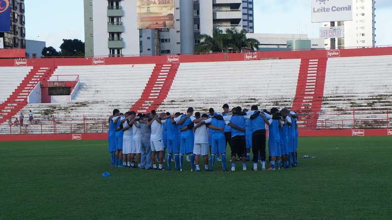 Treinador Sandro Barbosa reuniu todos os jogadores antes do início do treino nos Aflitos