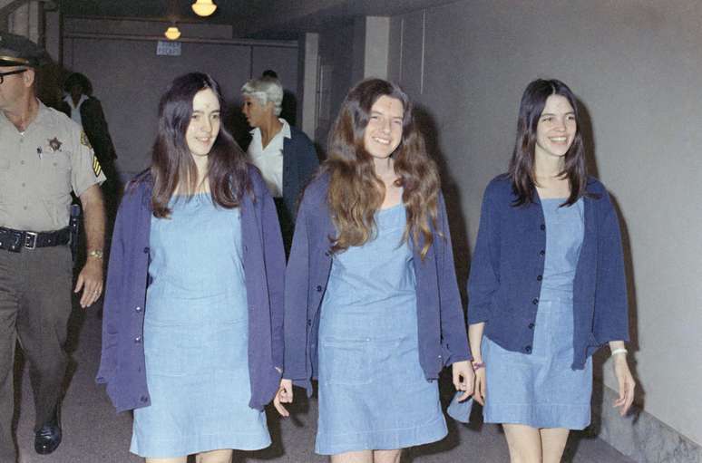 As seguidoras de Charles Manson Susan Atkins (esq.), Patricia Krenwinkel (centro) e Leslie Van Houten chegam a corte para sessão de julgamento em 20 de agosto de 1970