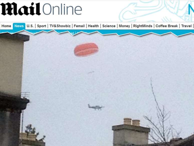 Imagem mostra momento em que avião flutuava com a ajuda do paraquedas