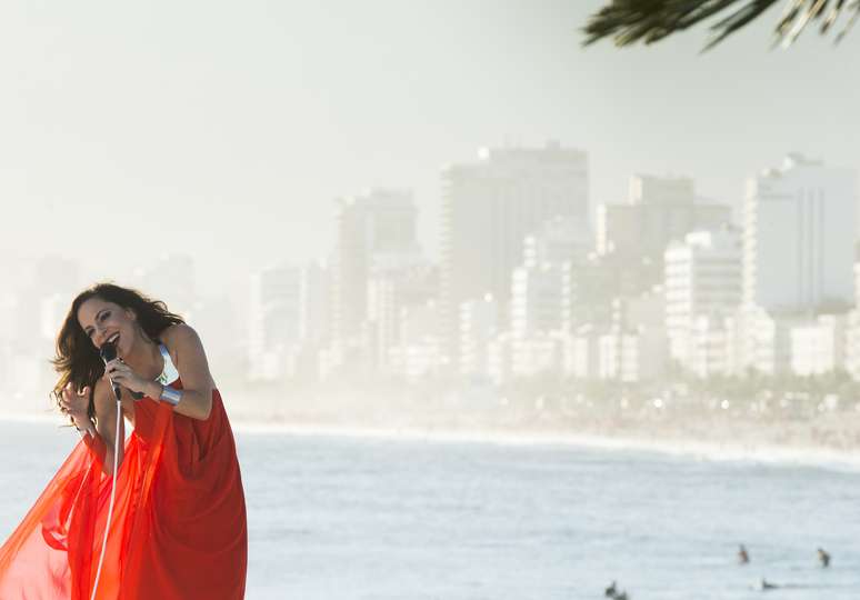 A cantora acaba de lan&ccedil;ar o CD e DVD 'In Rio', gravado no Arpoador