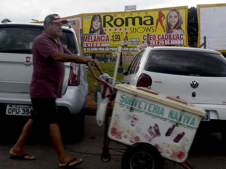 <p>Sorveteiro vende produtos enquanto Sele&ccedil;&atilde;o Brasileira faz treino fechado em Goi&acirc;nia visando duelo contra a Fran&ccedil;a, no domingo, em Porto Alegre</p>