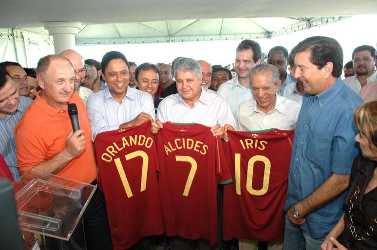 Felipão, em meio a políticos, foi embaixador de Goiânia para Copa 2014