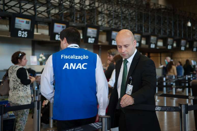 O diretor-presidente da Anac, Marcelo Pacheco dos Guaranys (dir.), inspeciona instalações do aeroporto de Cumbica acompanhado de fiscais da agência
