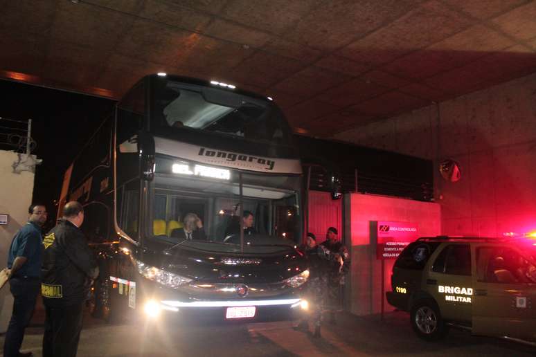 <p>Seleção partiu para o hotel e já vai treinar nesta quinta</p>