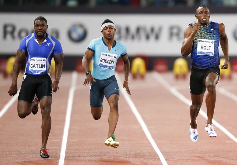Gatlin (esq.) corre para superar Bolt na final dos 100 m rasos em Roma