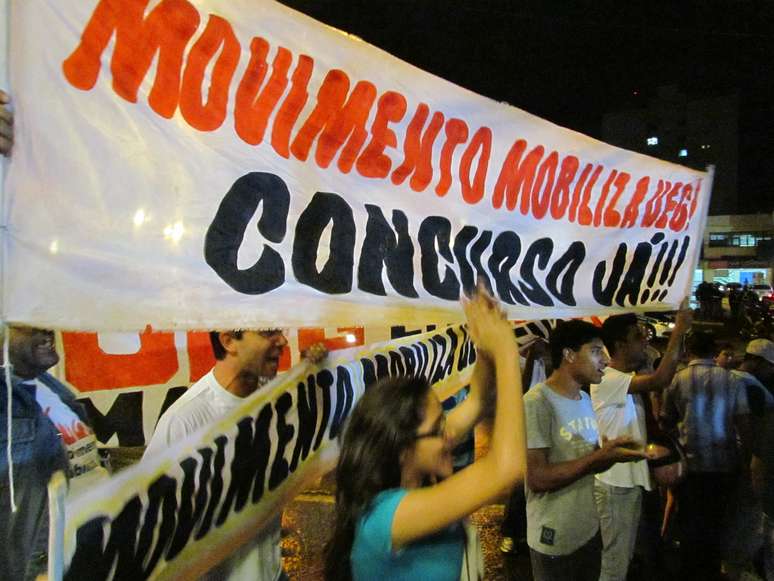 Protesto foi feito por grupo de universitários e professores da Universidade Estadual de Goiás (UEG)