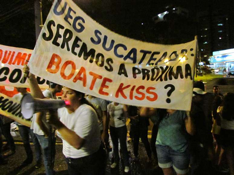  manifestantes empunharam as faixas para chamar atenção dos torcedores e da imprensa