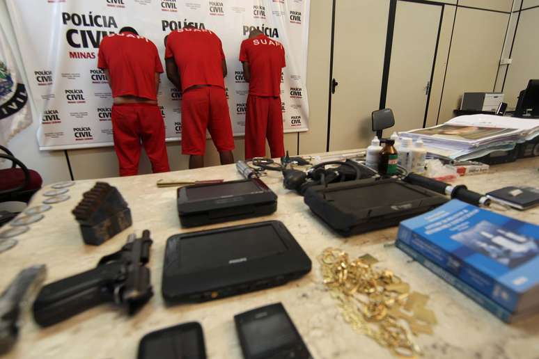 Suspeito de matar desafeto e executar m&atilde;e, irm&atilde; e amiga de rival foi apresentado junto com outros dois integrantes de quadrilha de tr&aacute;fico de drogas