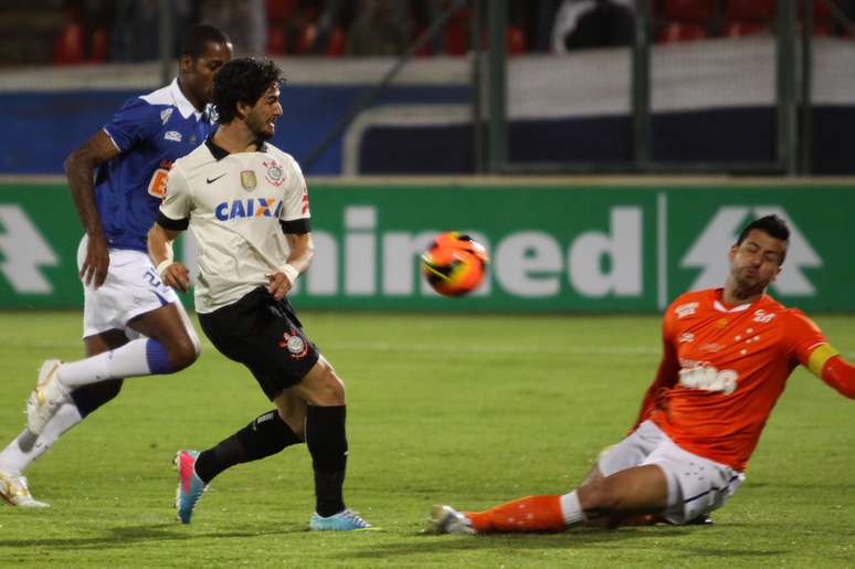 <p>Alexandre Pato perdeu seguidas chances de gol no primeiro tempo</p>