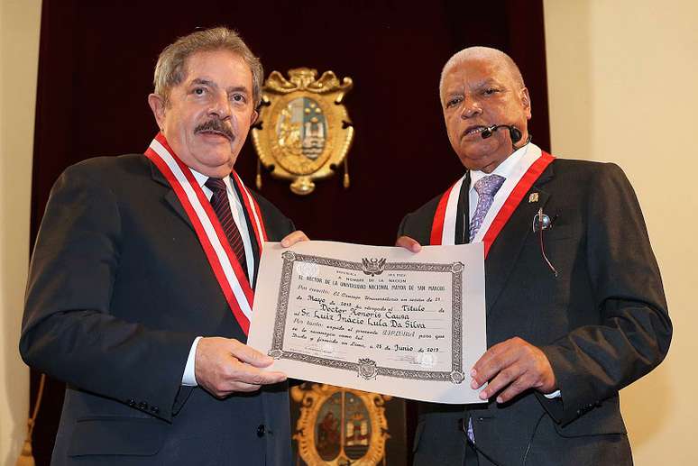 Lula recebe diploma de doutor honoris causa em Lima