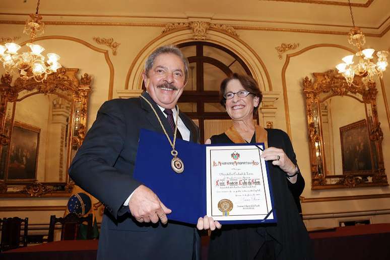 Ex-presidente recebe medalha da prefeita de Lima
