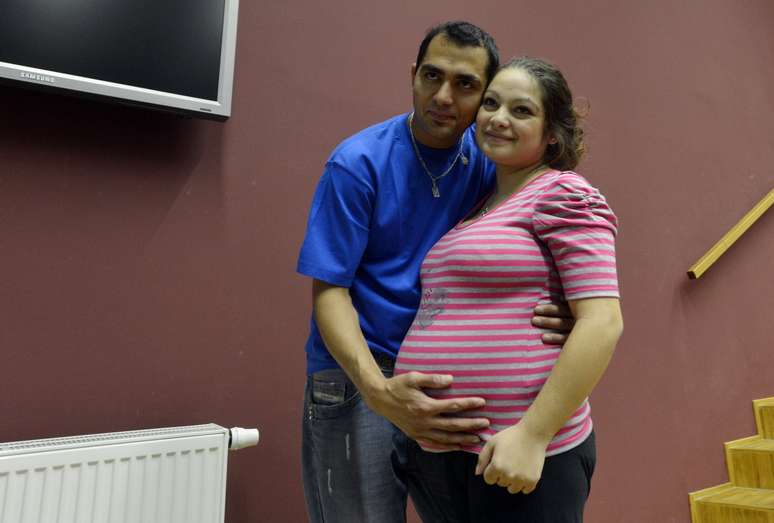 <p><strong>6 de junho - </strong>Alexandra Kinova, 23 anos, posa ao lado de seu parceiro, Antonin Kroscen, durante entrevista em hospital de Praga, na Rep&uacute;blica Checa. Kinovo deu &agrave; luz no domingo Deniel, Michael, Martin, Alex e Tereza e se tornou a primeira checa m&atilde;e de qu&iacute;ntuplos. Ela afirmou nesta quinta-feira que seus filhos passam bem, mas permanecer&atilde;o sob cuidado intensivo at&eacute; pelo menos a pr&oacute;xima semana. Kinova tamb&eacute;m passa bem e n&atilde;o teve nenhuma complica&ccedil;&atilde;o p&oacute;s-parto. Ela permanecer&aacute; junto com as crian&ccedil;as no hospital</p>