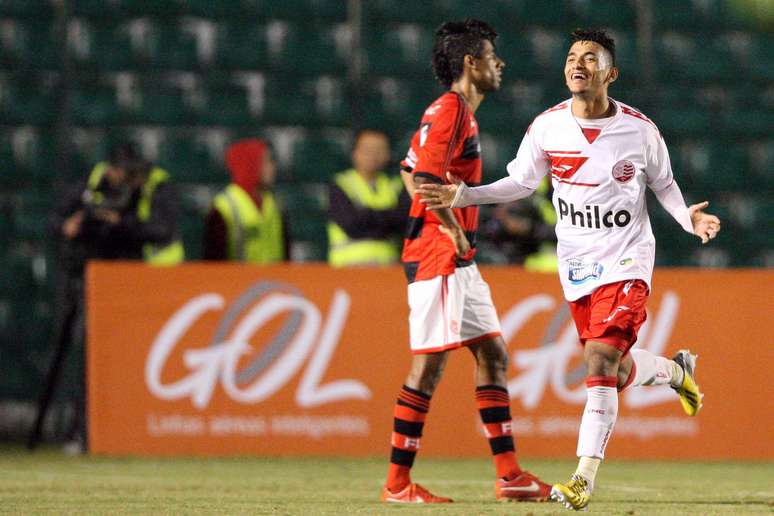 Rog&eacute;rio comemora depois de fazer o gol da vit&oacute;ria do N&aacute;utico sobre o Flamengo no Orlando Scarpelli