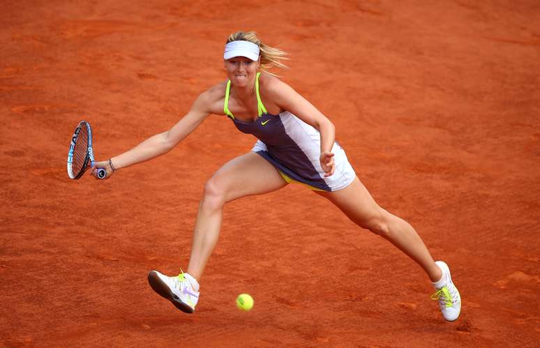 <p>Maria Sharapova se estica para devolver bola na quadra Philippe Chatrier; russa venceu o primeiro set e perdeu o segundo</p>