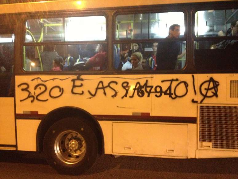 <p>Nem o ônibus escapou da pichação anarquista</p>