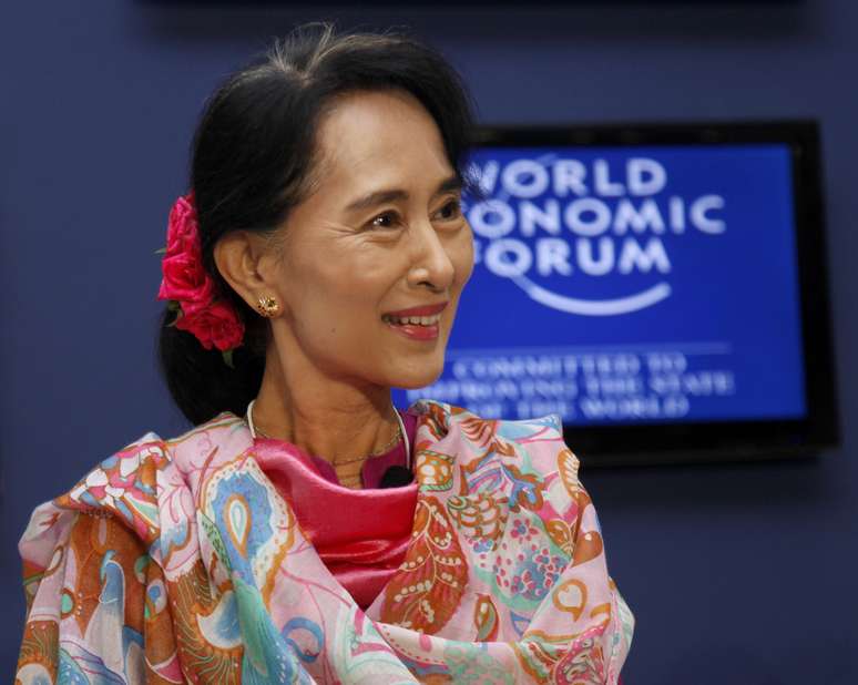 Suu Kyi sorri durante debate na edição asiática do Fórum Econômico Mundial, em Naypyitaw, Mianmar