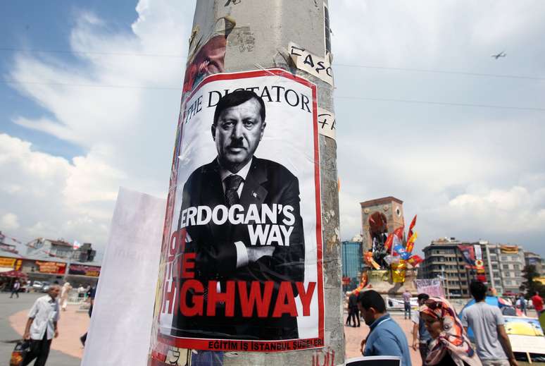 Cartaz mostra o primeiro-ministro Erdogan como Hitler