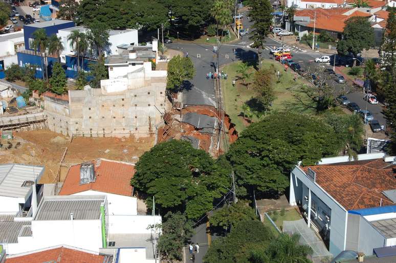 <p>Enorme cratera se abriu na manhã desta quinta-feira, 'engolindo' parte da rua Gustavo Armbrust, em Campinas</p>