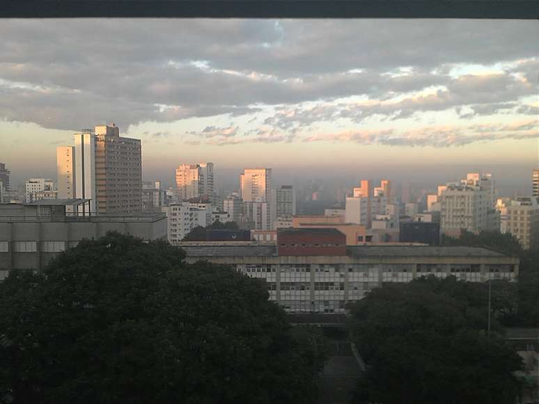 <p>Internauta registra &nbsp;faixa de polui&ccedil;&atilde;o no amanhecer desta quinta-feira, na&nbsp;regi&atilde;o da avenida Paulista</p>