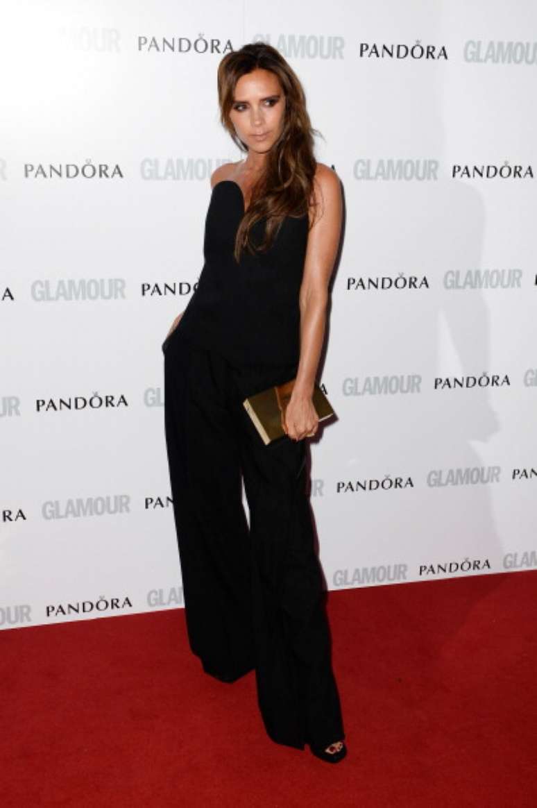 <p>Victoria Beckham na premia&ccedil;&atilde;o da Glamour UK, de macac&atilde;o tomara-que-caia para receber o t&iacute;tulo mais importante da noite</p>