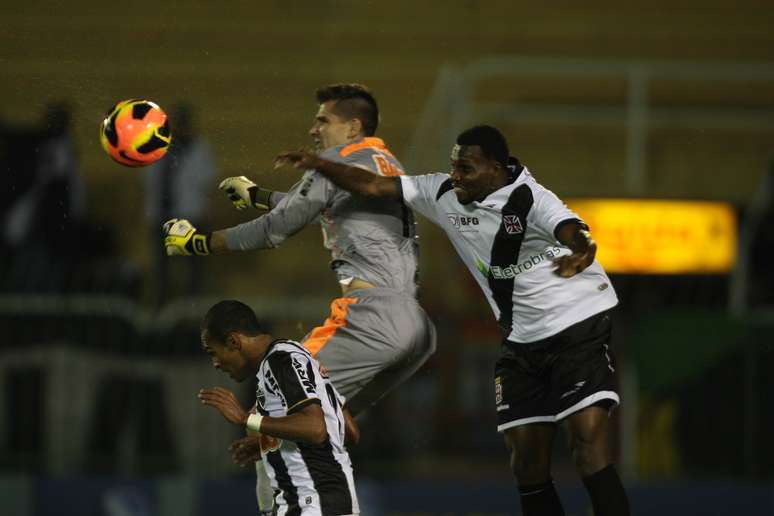 <p>Victor fez defesas dif&iacute;ceis, mas acabou superado no 2&ordm; tempo</p>