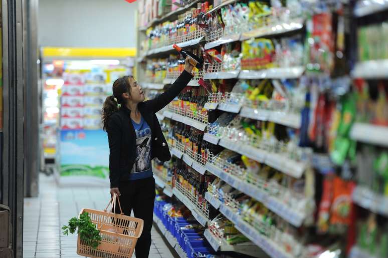 Consumidora escolhe produtos em um supermercado de Hefei, no leste da China