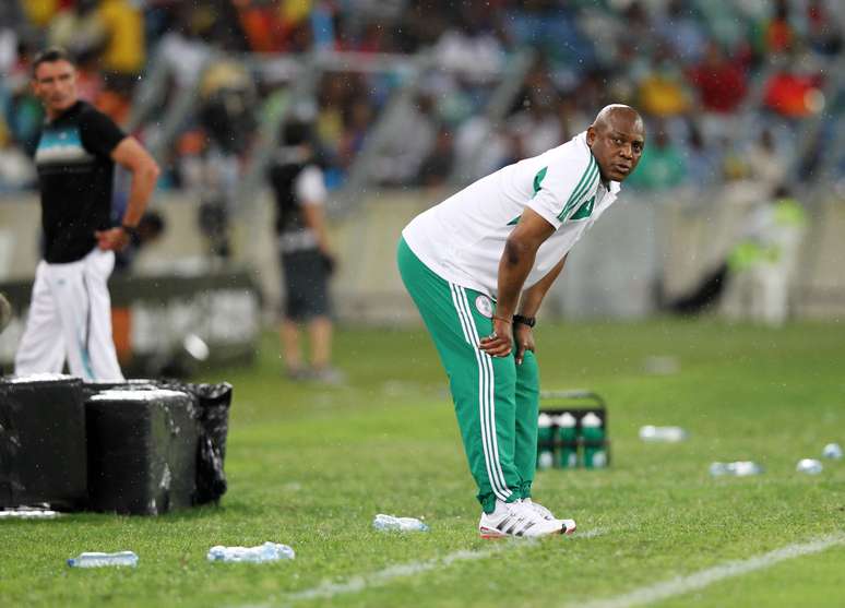 <p>Stephen Keshi tem repetido testes com jovens jogadores desde a convoca&ccedil;&atilde;o para a&nbsp;Copa Africana</p>