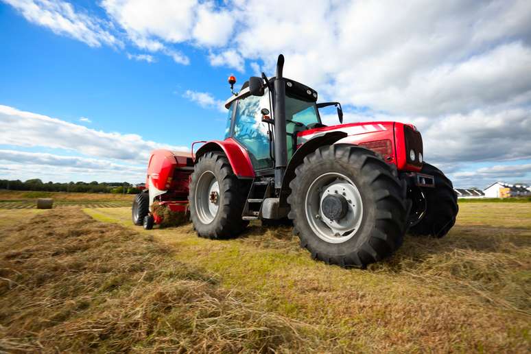 O trator é um veículo agrícola de múltiplos usos. Com ele, o produtor pode elevar sua rentabilidade, cortar custos e ganhar agilidade