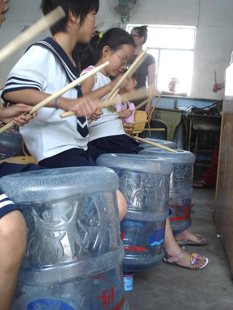 Projeto capitaneado por uma ONG levou aulas de percuss&atilde;o brasileira a crian&ccedil;as de Pequim