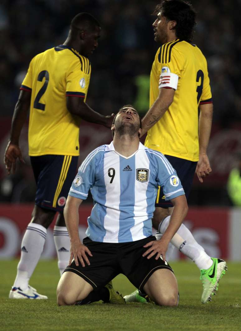 Higuaín foi expulso no primeiro tempo da partida entre Argentina e Colômbia, pelas Eliminatórias da Copa do Mundo de 2014