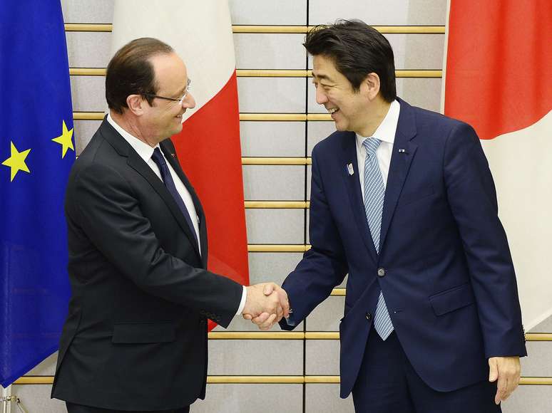 Hollande cumprimenta Abe durante encontro na residência oficial do premiê japonês, em Tóquio