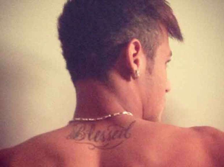 Neymar tatuou a palavra "aben&ccedil;oado" nas costas