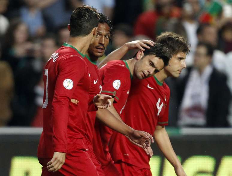 Jogadores de Portugal comemoram gol de Postiga contra a Rússia