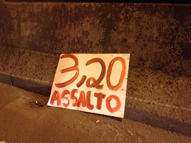 <p>Cartaz contra o aumento das tarifas foi abandonado por manifestantes na avenida Nove de Julho</p>
