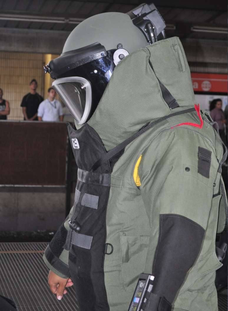 <p>Trajes antifragmentos serão utilizados quando os robôs não conseguirem desarmar a bomba</p>