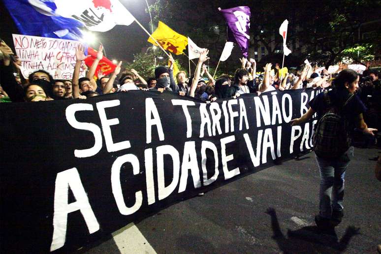 7 de junho - Manifestantes bloquearam a avenida Faria Lima e foram alvo de bombas de gás lacrimogêneo na Marginal Pinheiros