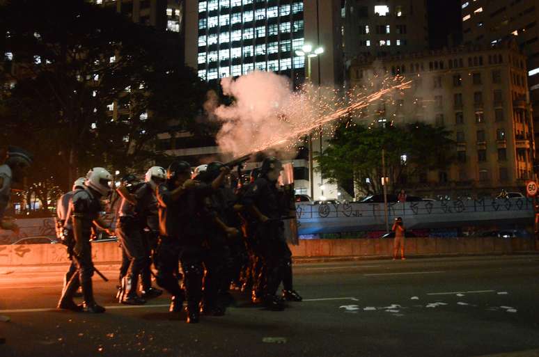 <p>A polícia acompanhou a manifestação com helicóptero e disparou bombas de gás lacrimogêneo</p>