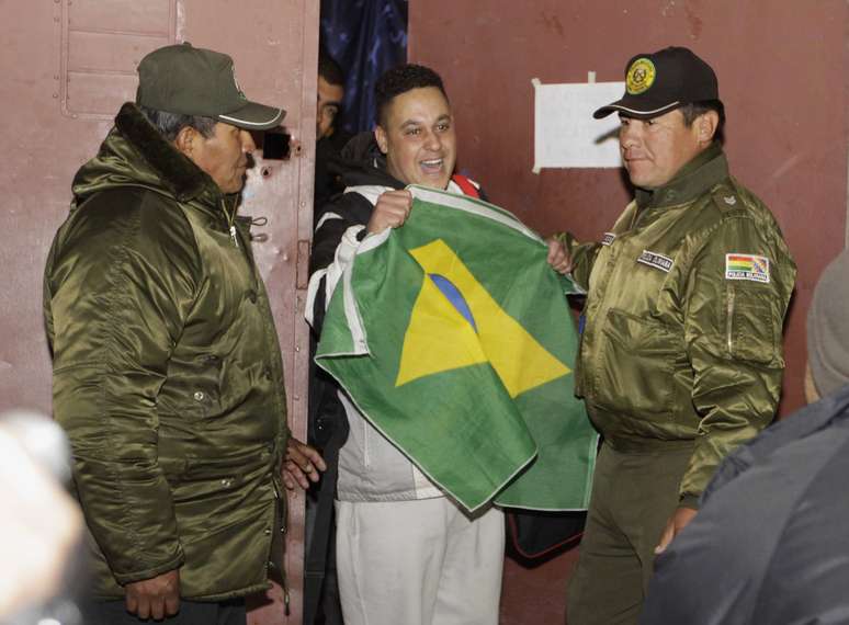 <p>Suspeito de participação na morte de Kevin, corintiano é libertado na Bolívia e sai com bandeira do Brasil</p>
