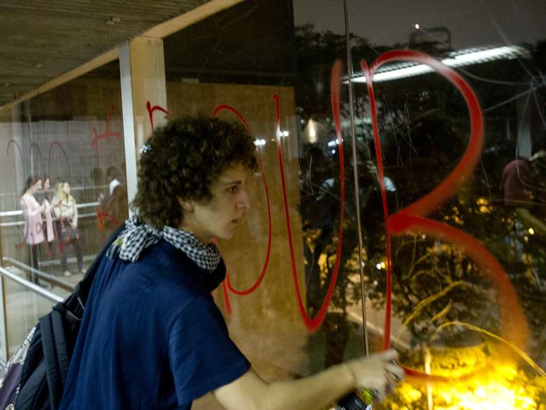 <p>Manifestantes foram presos durante protesto na noite de ter&ccedil;a-feira</p>