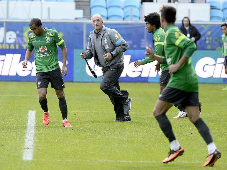 Felip&atilde;o orienta jogadores em &uacute;ltimo treino antes de amistoso contra a Fran&ccedil;a