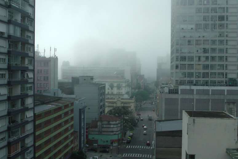 <p><b>8 de junho - </b>O sol começou a aparecer por volta das 10h em Porto Alegre, e com o fim da névoa o aeroporto Salgado Filho foi reaberto</p>