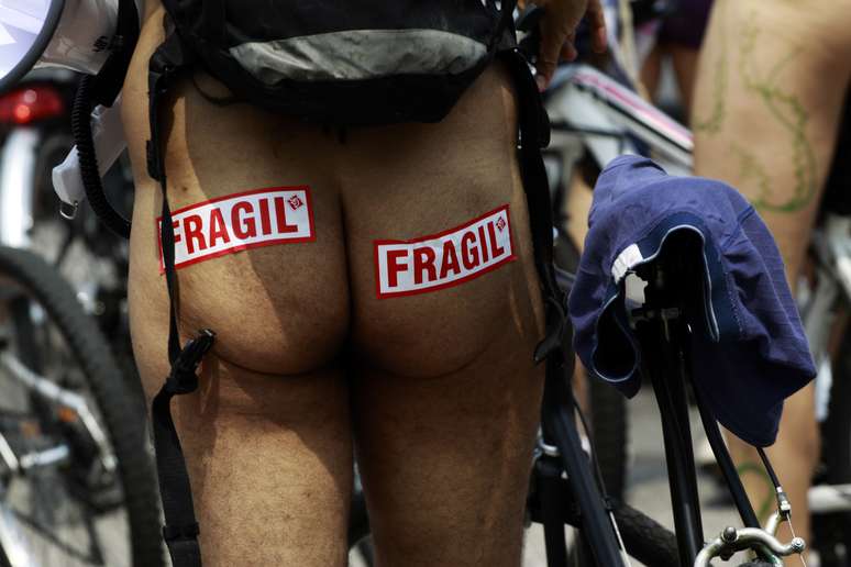 Centenas de ciclistas nus, alguns com corpos pintados, fizeram um protesto neste s&aacute;bado na capital do M&eacute;xico e na cidade de Guadalajara