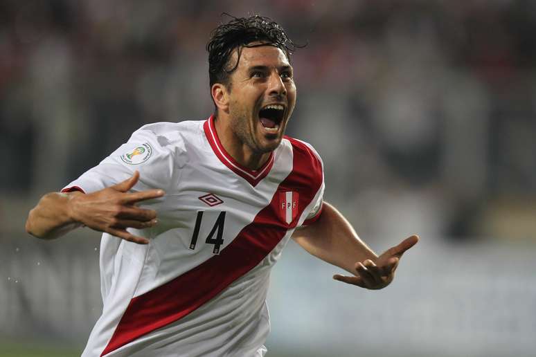 Pizarro celebra o gol que deu a vitória ao Peru
