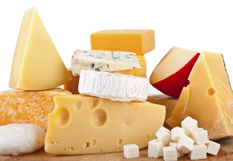 <p>Além de aumentar a produção de saliva, estudiosos concluíram que o queijo tem composição que protege o esmalte dos dentes</p>